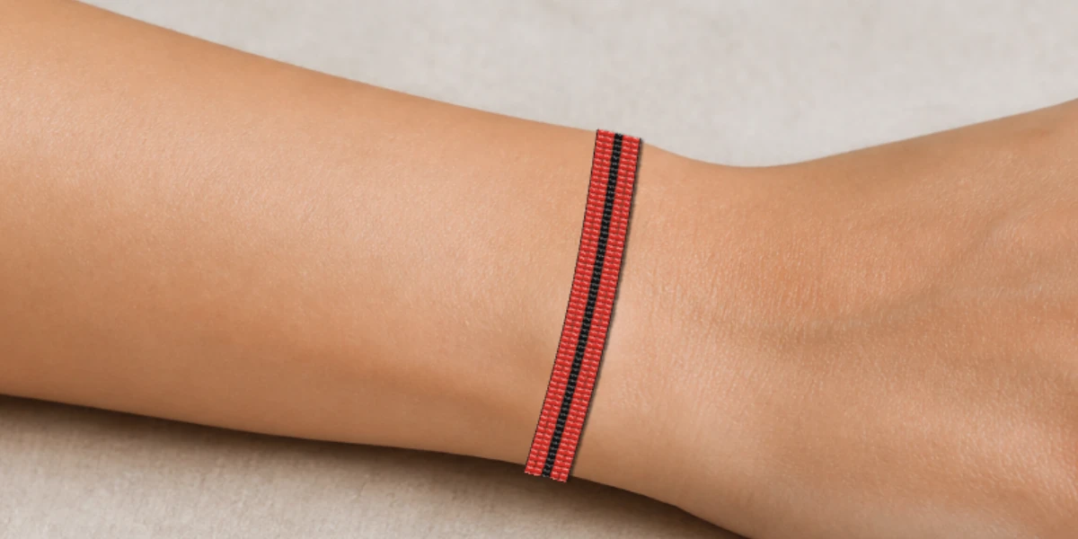 Aperçu du bracelet rouge noir porté au bras